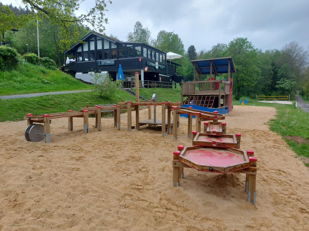 An Land können kleine Kinder jetzt an der neuen Spielanlage mit Wasser spielen. © Gemeinde Dahlem